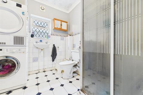 92 Upper Farm Road, West Molesey, KT8 2QU