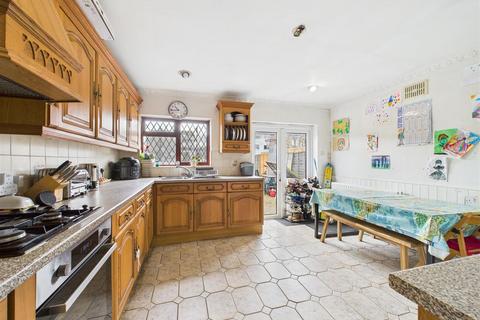 92 Upper Farm Road, West Molesey, KT8 2QU