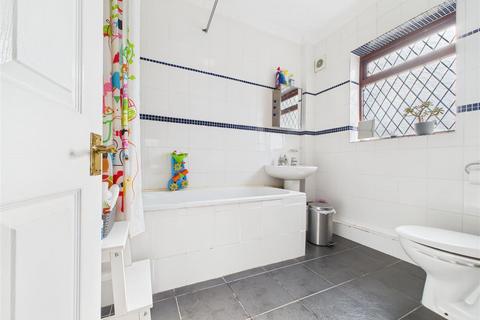 92 Upper Farm Road, West Molesey, KT8 2QU