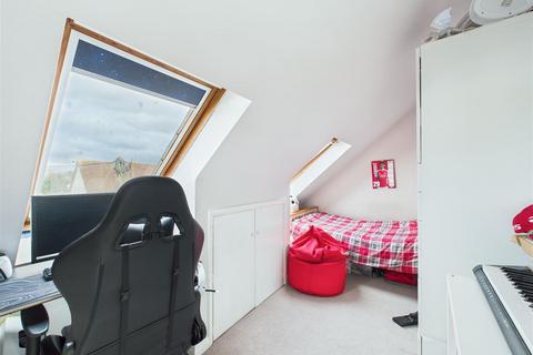 92 Upper Farm Road, West Molesey, KT8 2QU