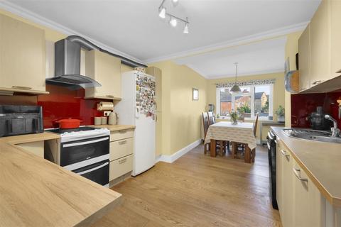 4 bedroom flat for sale, Greenhill Park, London NW10