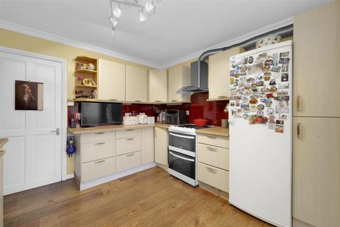 4 bedroom flat for sale, Greenhill Park, London NW10