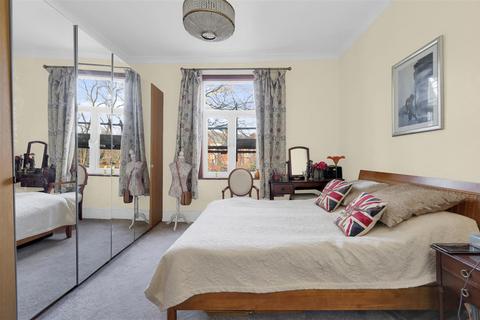 4 bedroom flat for sale, Greenhill Park, London NW10