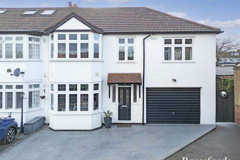 5 bedroom end of terrace house for sale, Clunas Gardens, Gidea Park, RM2