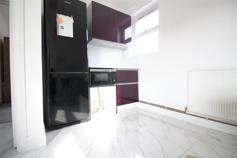 3 bedroom flat to rent, Lower Boston Road, London