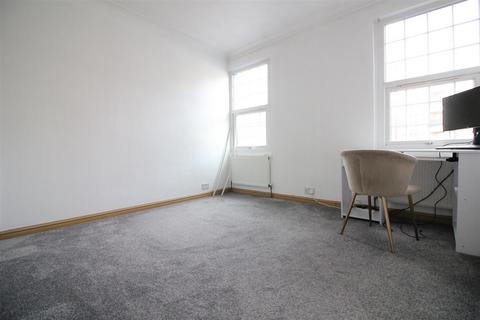 3 bedroom flat to rent, Lower Boston Road, London