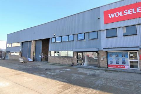 Industrial unit to rent, Unit 8 Great West Trading Estate, 983 Great West Road, Brentford, TW8 9DN