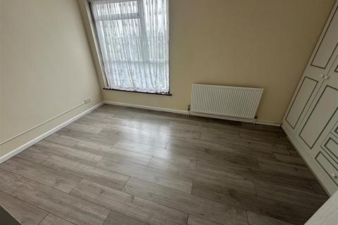 4 bedroom terraced house to rent, Long Field, London