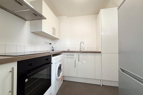 2 bedroom flat to rent, High Street, Cheltenham GL52 6DA