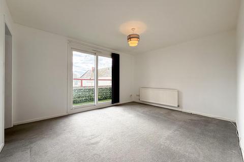 2 bedroom flat to rent, High Street, Cheltenham GL52 6DA