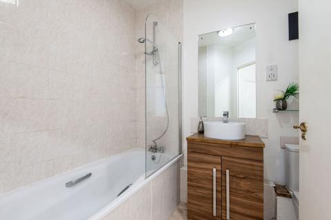 2 bedroom flat to rent, Westferry Road, London E14