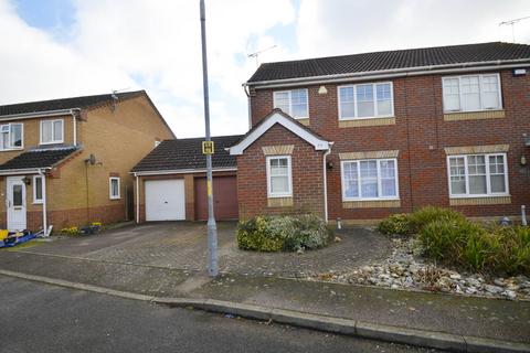 3 bedroom semi-detached house to rent, Maidens Close, Norwich NR7