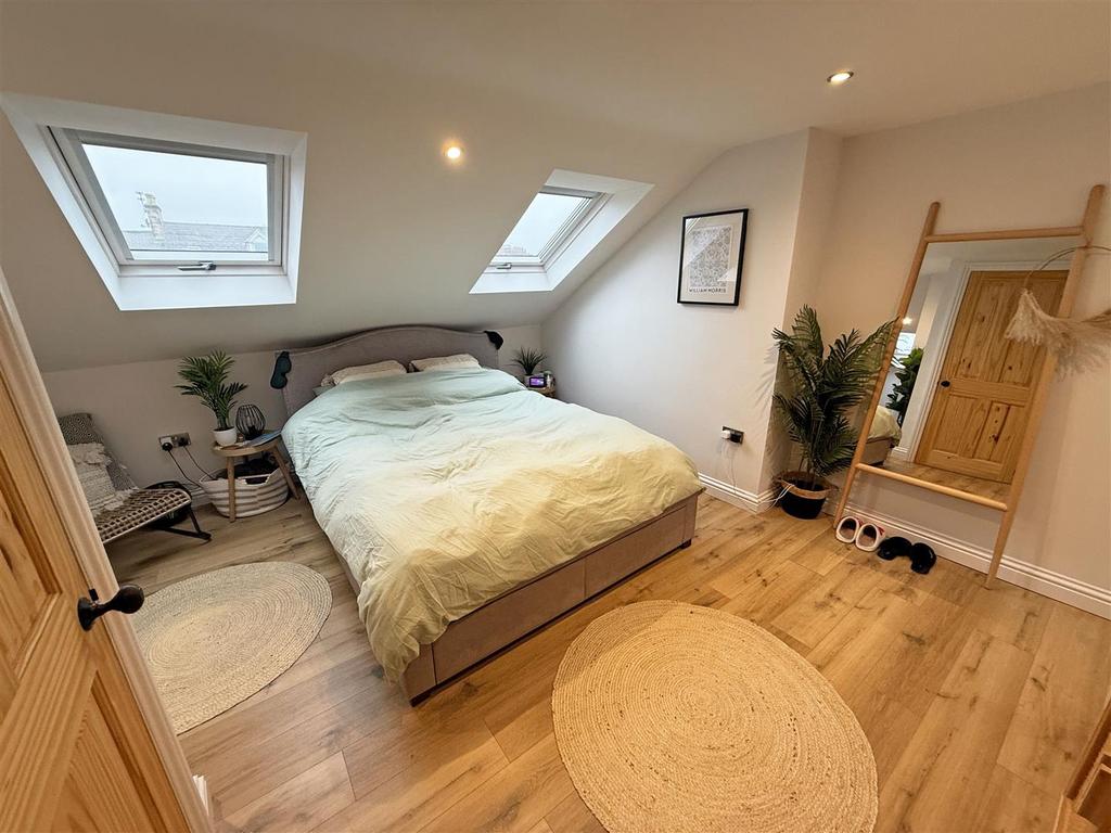 Bedroom 1.jpg