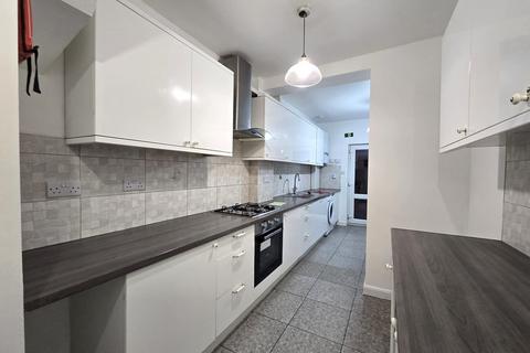 5 bedroom terraced house to rent, Gardner Road, London E13