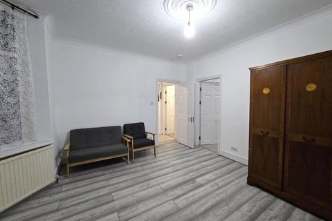 5 bedroom terraced house to rent, Gardner Road, London E13