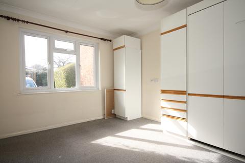 Studio to rent, Woking GU22