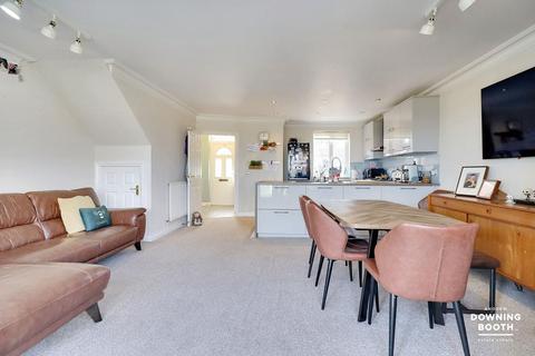 19 Pinetrees, Rugeley, WS15 1EQ