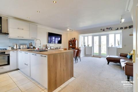 19 Pinetrees, Rugeley, WS15 1EQ