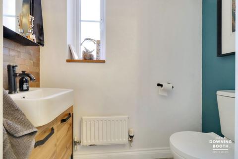 19 Pinetrees, Rugeley, WS15 1EQ