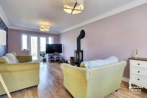 19 Pinetrees, Rugeley, WS15 1EQ