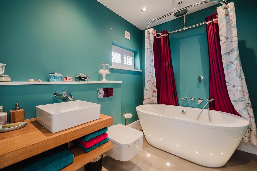 En-Suite Bathroom