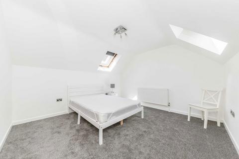 3 bedroom flat to rent, Derinton Road, London SW17