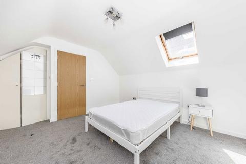 3 bedroom flat to rent, Derinton Road, London SW17