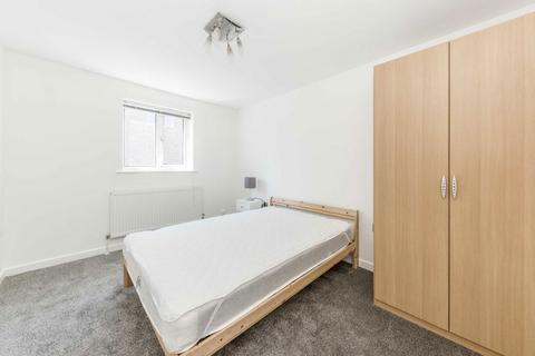 3 bedroom flat to rent, Derinton Road, London SW17