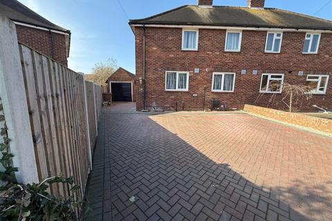 4 bedroom semi-detached house to rent, Morris Road, Chelmsford