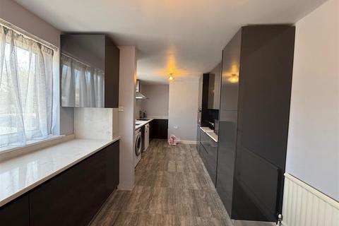 4 bedroom semi-detached house to rent, Morris Road, Chelmsford