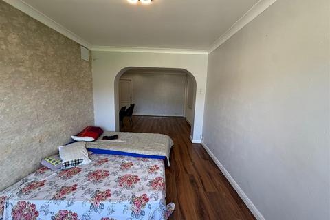 4 bedroom semi-detached house to rent, Morris Road, Chelmsford