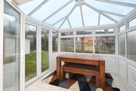 2 bedroom detached bungalow to rent, Farley Way, Hastings TN35