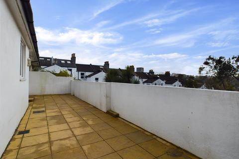 2 bedroom semi-detached bungalow to rent, Shaftesbury Place Brighton East Sussex