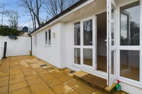 2 bedroom semi-detached bungalow to rent, Shaftesbury Place Brighton East Sussex