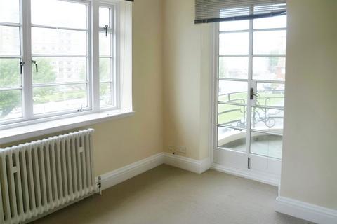 3 bedroom flat to rent, Grand Avenue, East Sussex BN3