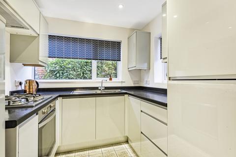 2 bedroom house to rent, Devas Road Raynes Park SW20