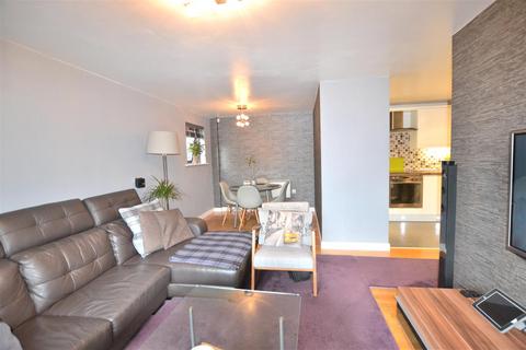 2 bedroom apartment to rent, Madison Square, Liverpool