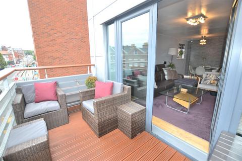 2 bedroom apartment to rent, Madison Square, Liverpool