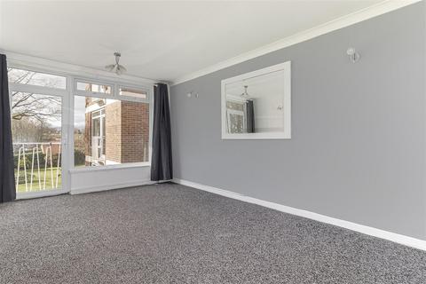 3 bedroom flat for sale, Foxhill Court, Leeds