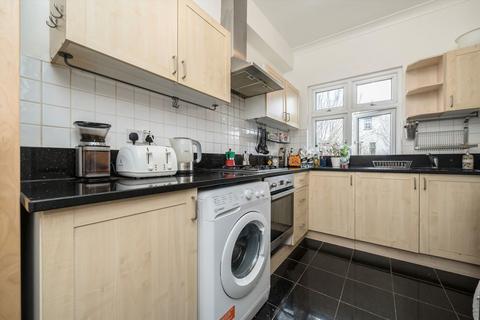 2 bedroom flat for sale, Highlands Avenue, London W3