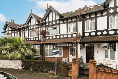 Highlands Avenue, London W3