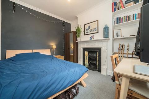 2 bedroom flat for sale, Highlands Avenue, London W3