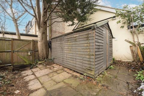 2 bedroom flat for sale, Highlands Avenue, London W3