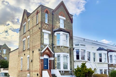 3 bedroom flat to rent, Medora Road, SW2