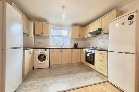 3 bedroom flat to rent, Medora Road, SW2