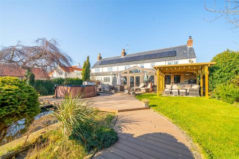 6 bedroom country house for sale, Main Street, Gristhorpe, Filey