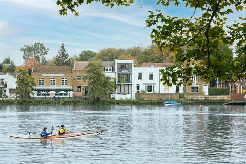 2 bedroom terraced house to rent, Strand on The Green, Chiswick, W4