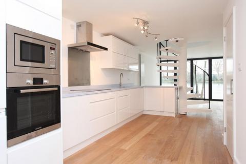 2 bedroom terraced house to rent, Strand on The Green, Chiswick, W4