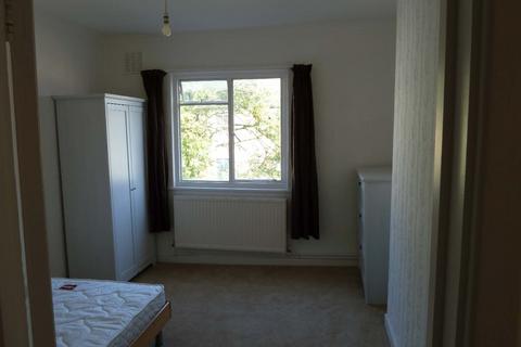 2 bedroom flat to rent, Lakeside road