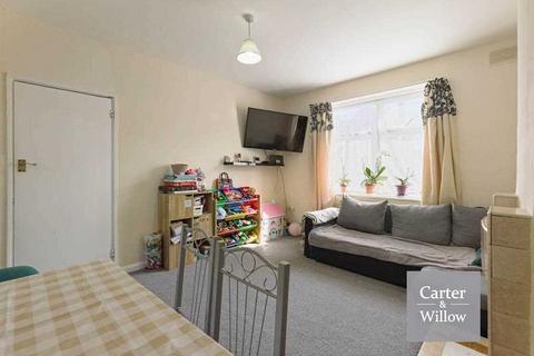 3 bedroom end of terrace house for sale, Rowdowns Road, Essex